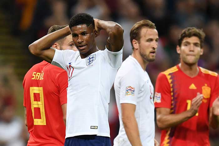 瑞士横扫西班牙，皮克关键制胜