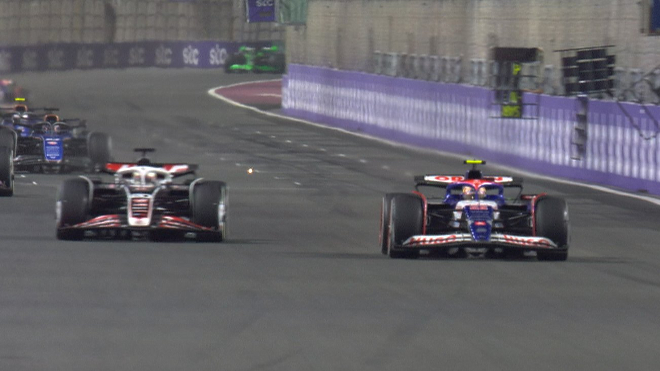 红牛车队鏖战哈斯车队，汉密尔顿关键制胜