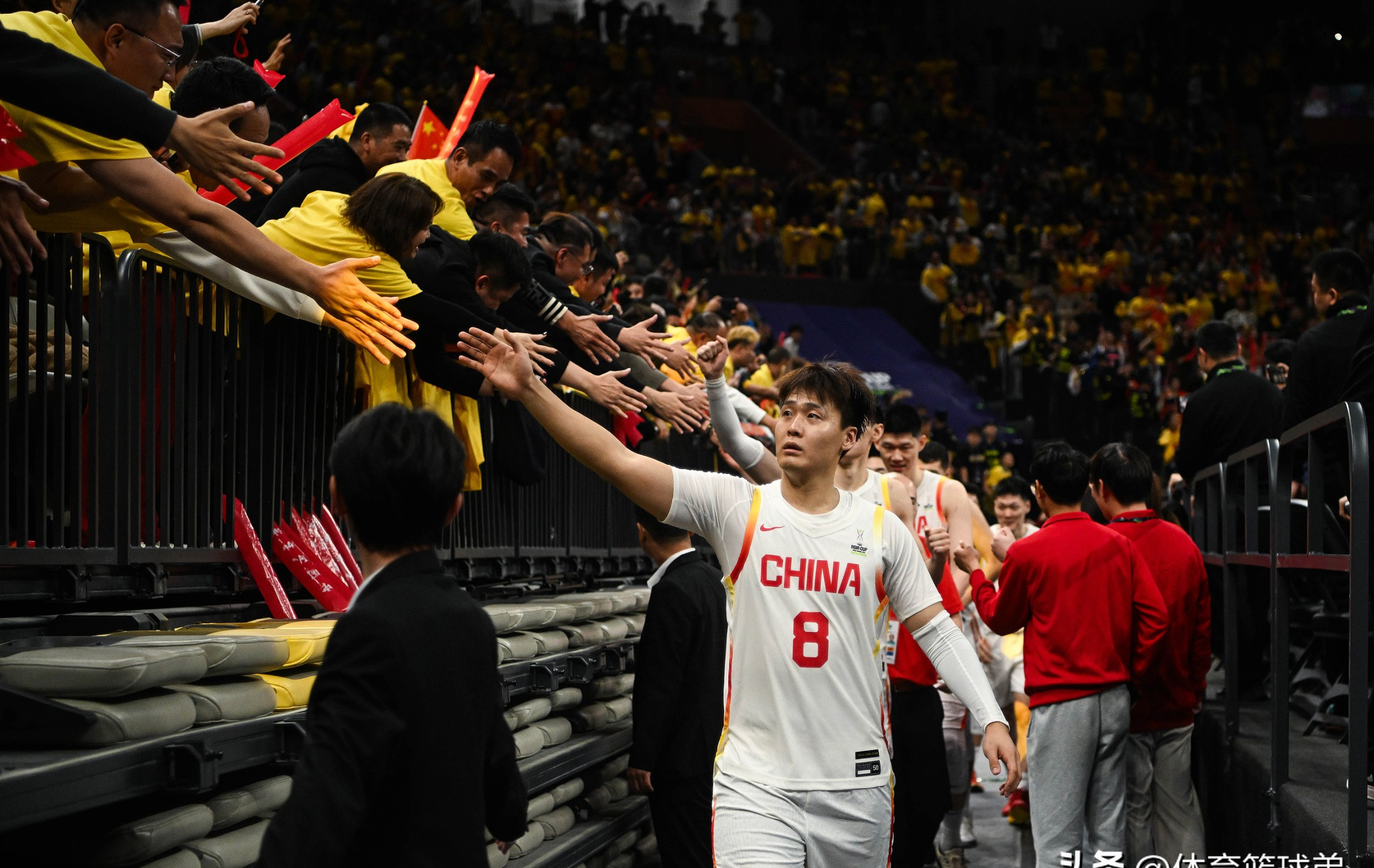 球队士气高昂，连续击败劲敌，势不可挡